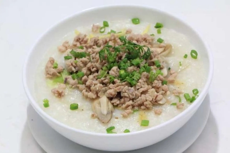 Cháo thịt dê nóng hổi, nấu nhừ cùng hành ngò và tiêu xay