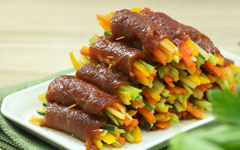 Thịt ngựa cuộn rau củ