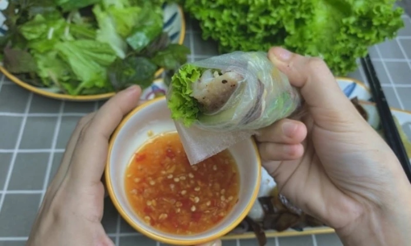 Thịt ngựa hấp cuộn bánh tráng