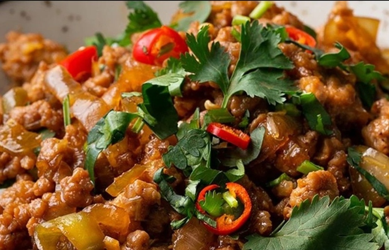 Thịt ngựa bằm xúc bánh đa