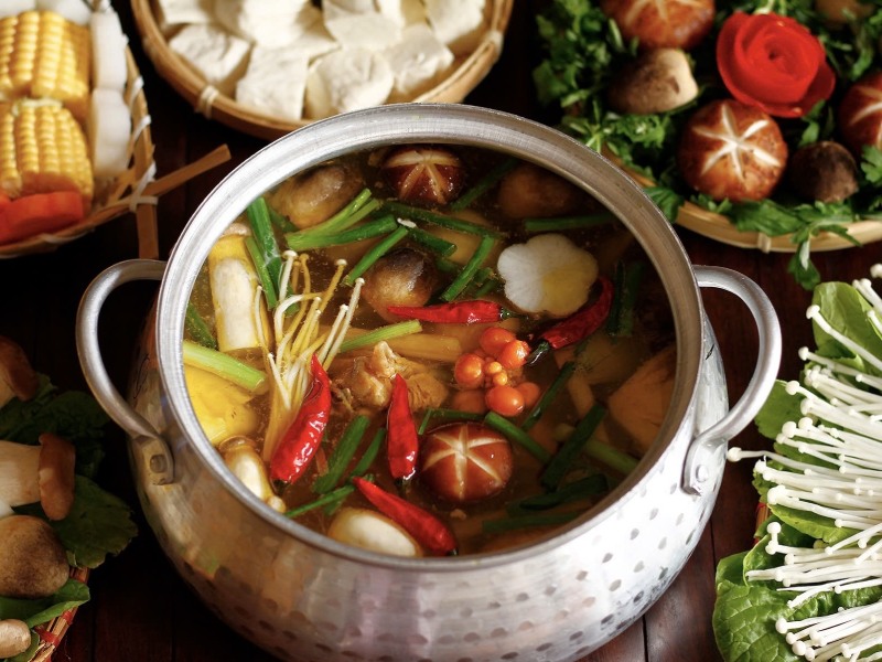 Lẩu nhím nóng hổi với thịt nhím tươi và rau rừng, món nhím cho bữa tiệc