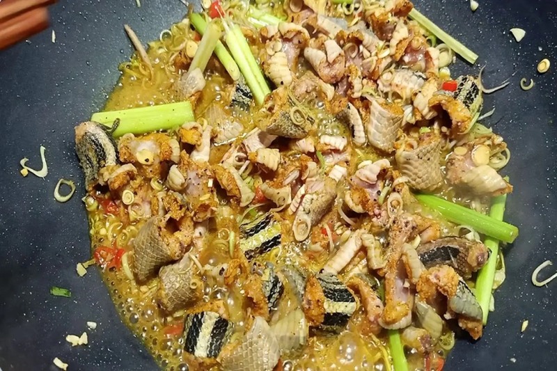 Rắn xào sả ớt
