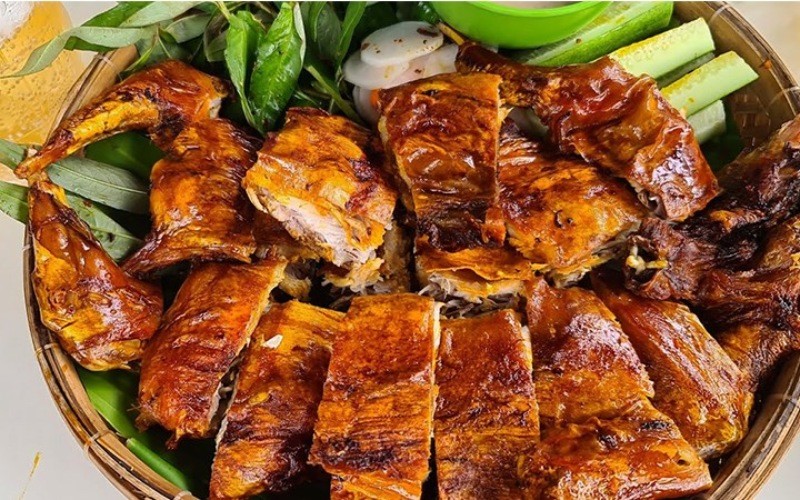 Thịt thỏ quay ngũ vị hương da vàng óng, mùi thơm đặc trưng