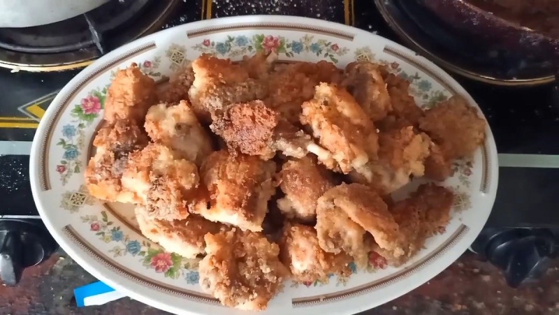 Thịt thỏ chiên giòn rụm, lớp vỏ vàng giòn và thịt mềm bên trong