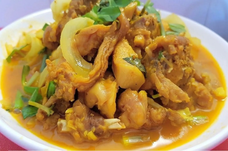 Thịt thỏ xào lăn với sả, ớt và nước cốt dừa, món ăn thơm béo và đậm vị