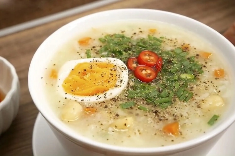 Cháo hạt sen thịt xay và trứng