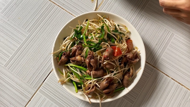 Tim gà xào giá đỗ