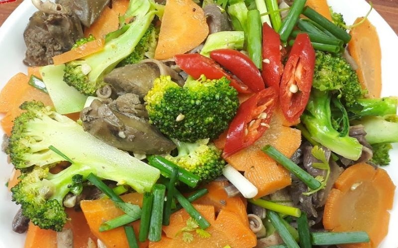 Tim gà xào súp lơ