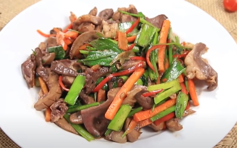 Tim heo xào cần tỏi