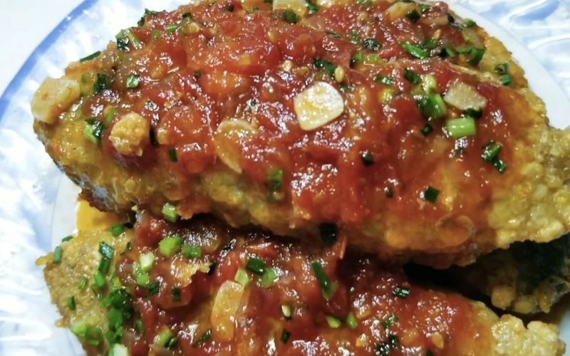 Trứng cá sốt cà chua