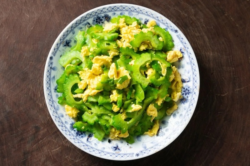 Trứng vịt xào mướp đắng