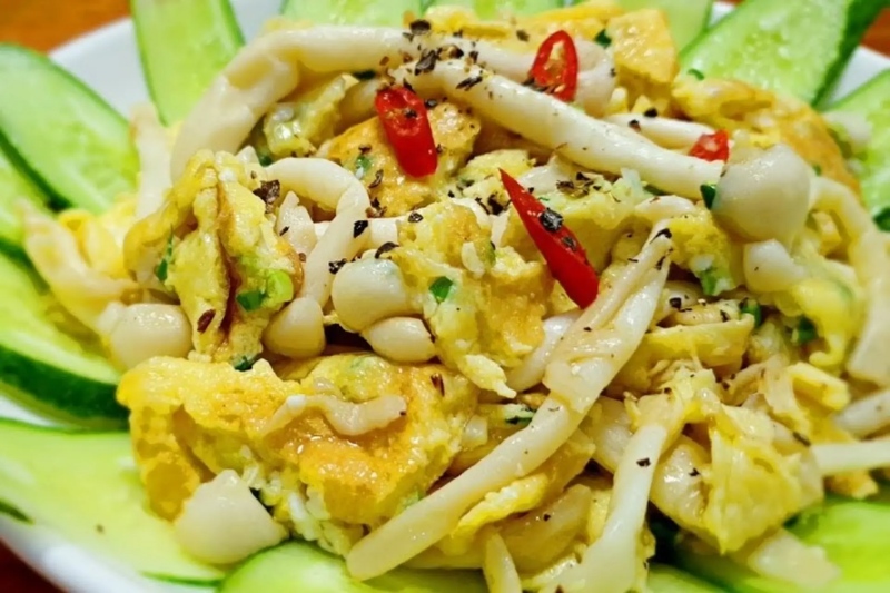 Trứng vịt xào nấm hẹ