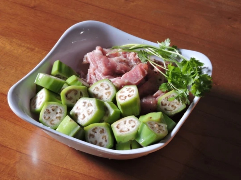 Xương dê và chuối xanh gọt vỏ