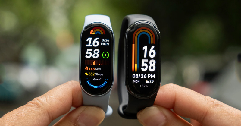 Xiaomi Smart Band 9 (phải) có kích thước lớn hơn phiên bản tiền nhiệm