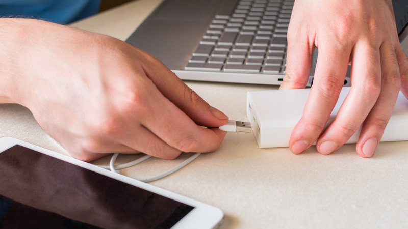 Reset sạc dự phòng bằng dây cáp như thế nào