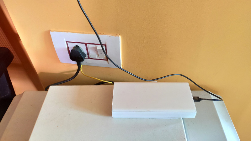 Cắm sạc dự phòng vào nguồn điện để nạp pin và sửa lỗi