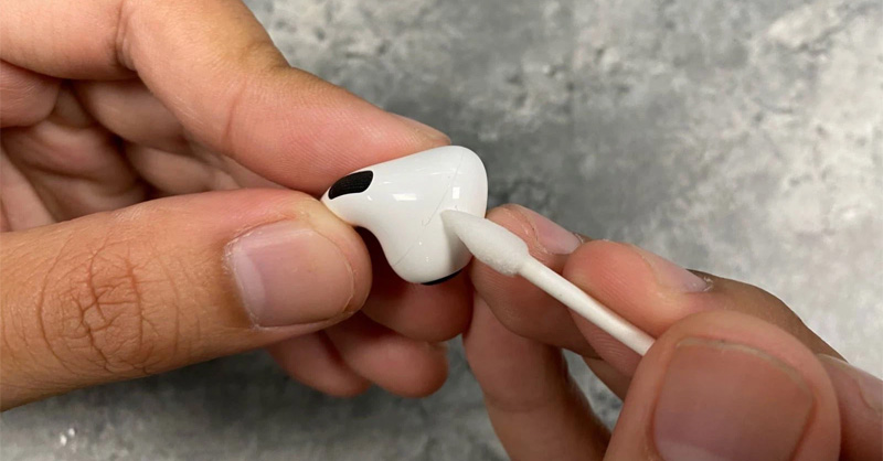 Thường xuyên vệ sinh AirPods một cách nhẹ nhàng