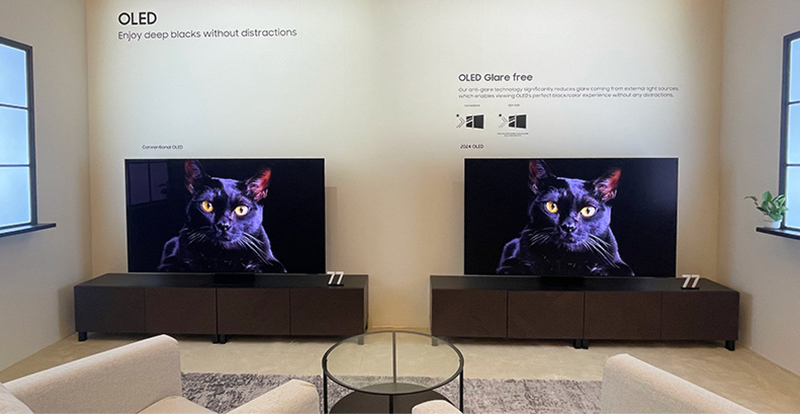 Tivi OLED thông thường (trái) bị phản chiếu bóng từ cửa sổ, tivi OLED S95D (phải) hạn chế được hiện tượng này