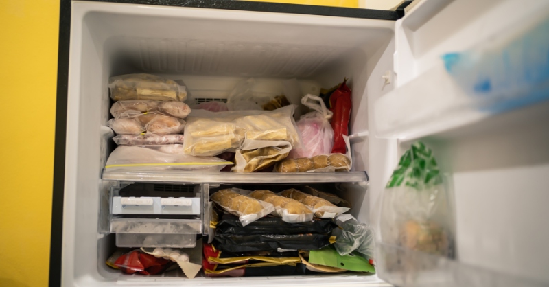 Khi ngăn đá tủ lạnh chứa quá nhiều thực phẩm, không khí lạnh khó lưu thông