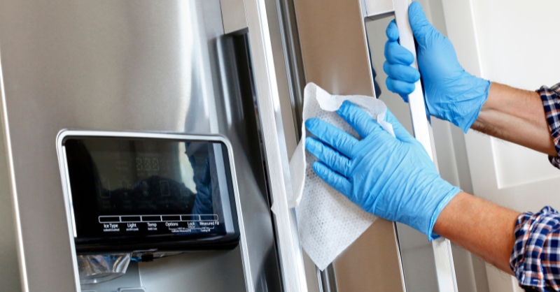 Làm sạch bên ngoài tủ lạnh