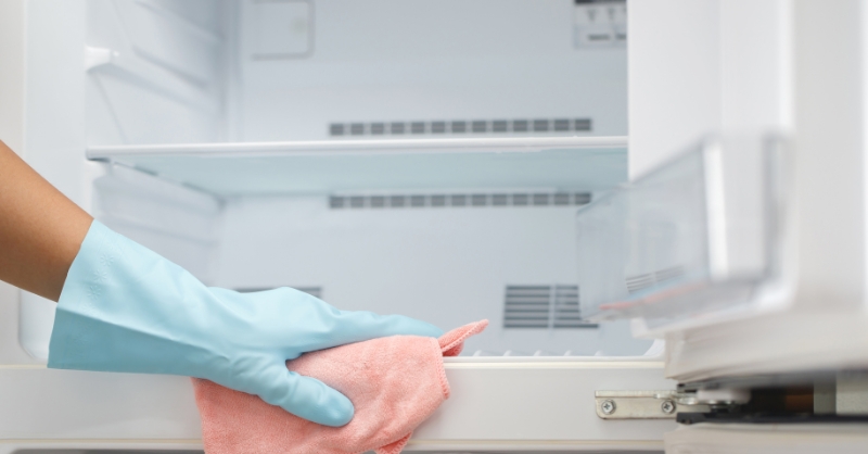 Làm sạch bên trong tủ lạnh