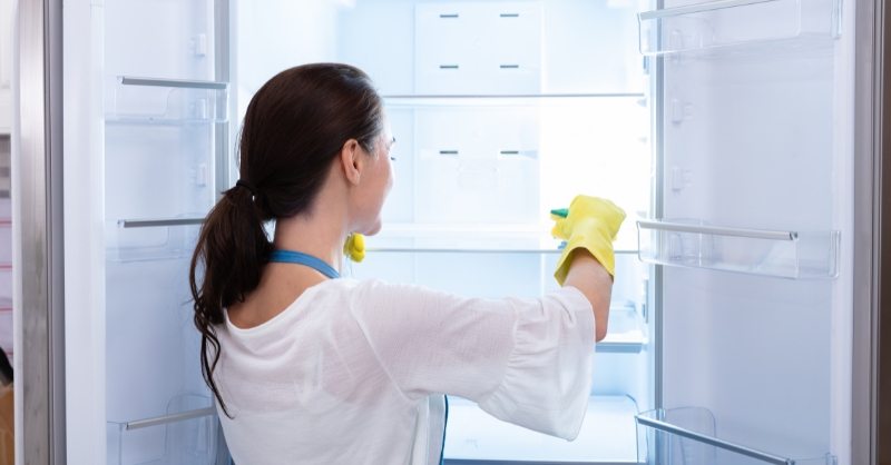 Lắp lại các khay, kệ và hộc tủ đã hong khô