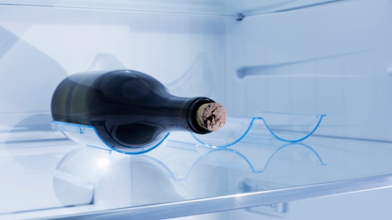 Nên đặt chai rượu nằm ngang trong tủ lạnh
