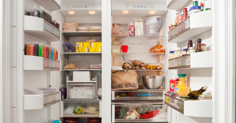 Nếu đèn sáng nhưng tủ lạnh không chạy, bạn nên gọi thợ