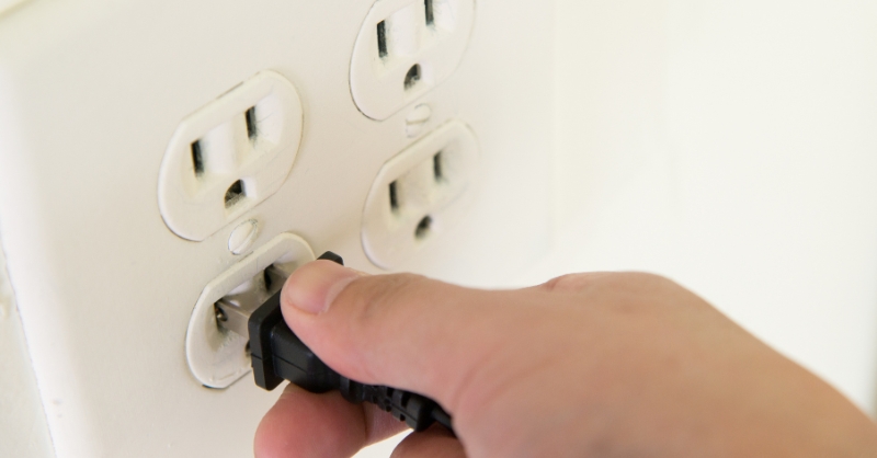 Ổ cắm nguồn tủ lạnh bị hỏng làm đèn tủ lạnh không sáng