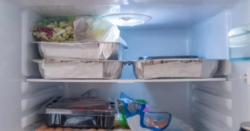 Ống dẫn hơi lạnh từ ngăn đá xuống ngăn mát bị nghẹt khiến tủ lạnh không đông đá