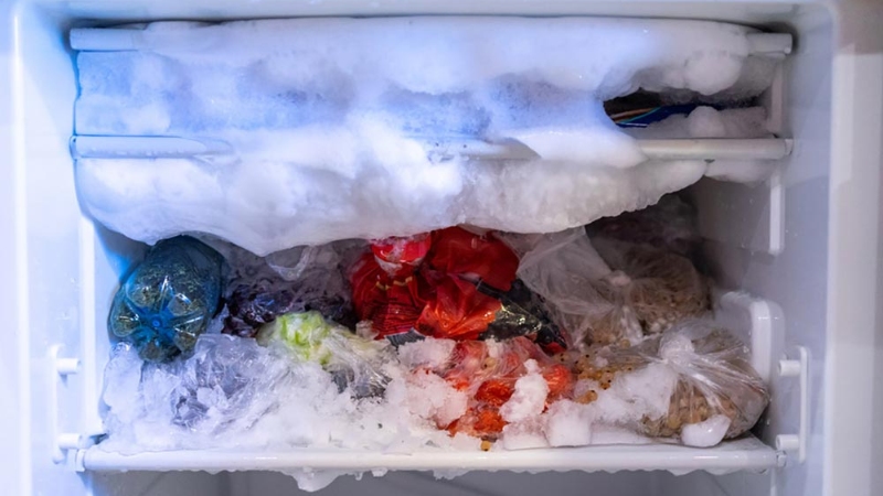 Rã đông tủ lạnh để có không gian lưu trữ thực phẩm