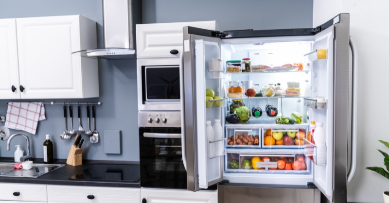 Sắp xếp thực phẩm gọn gàng và cắm điện để tủ lạnh hoạt động trở lại