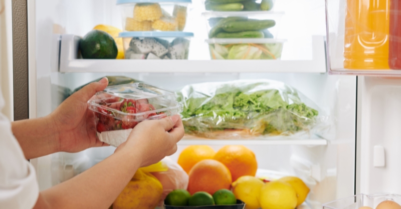 Tắc nghẽn lỗ thông gió ở ngăn mát khiến hơi lạnh không thể lưu thông đều