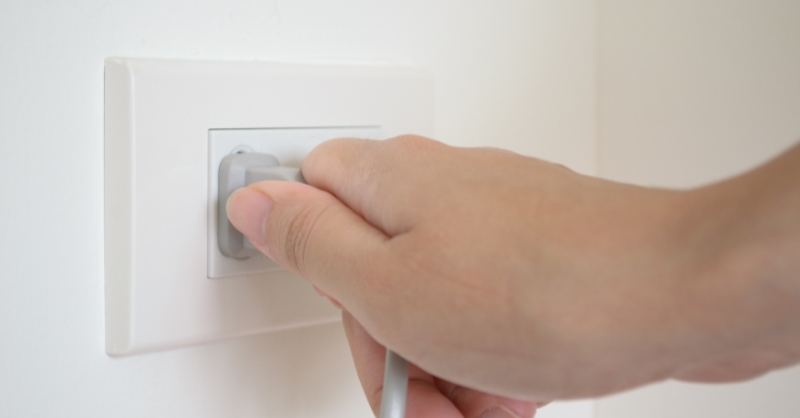 Trước khi bắt đầu, hãy đảm bảo tủ lạnh đã được rút điện