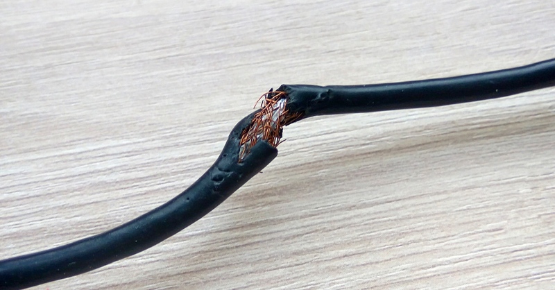 Tủ lạnh không lạnh do dây nguồn bị đứt