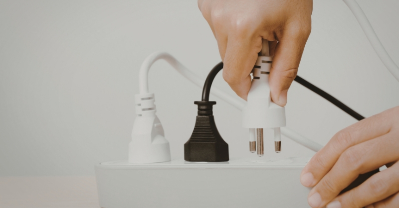 Tủ lạnh không mát do ổ điện hoặc phích cắm bị hư