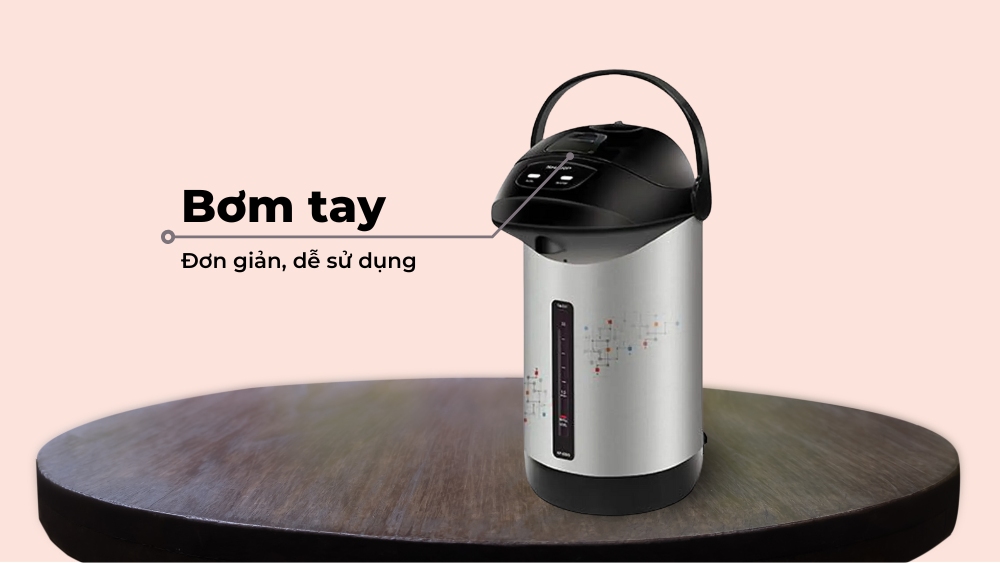 Lấy nước bằng bơm tay dễ dàng