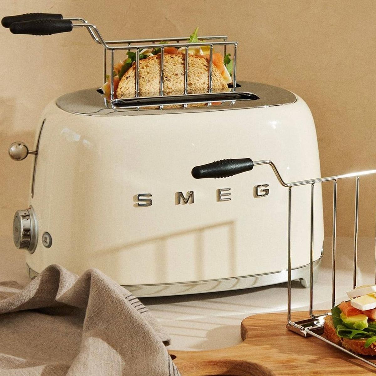 Smeg TSF01CREU công suất 950W