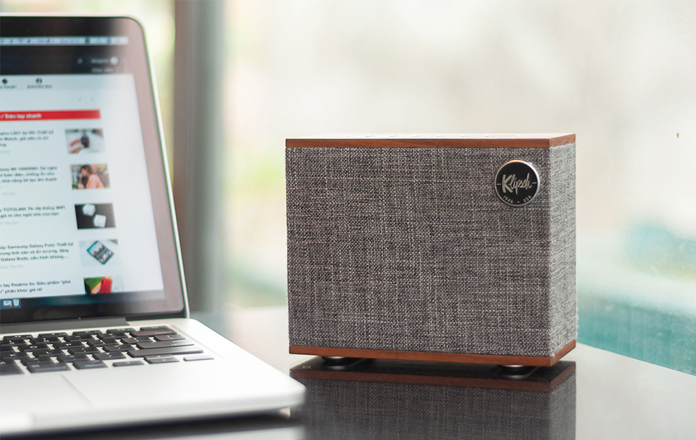 Loa Klipsch Heritage Groove Walnut trình diễn âm thanh công suất 20W