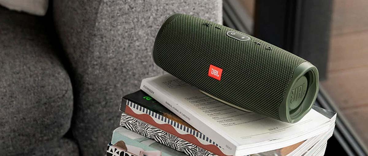 Loa JBL Charge 4 mang đến gam màu xanh lá trẻ trung, hiện đại