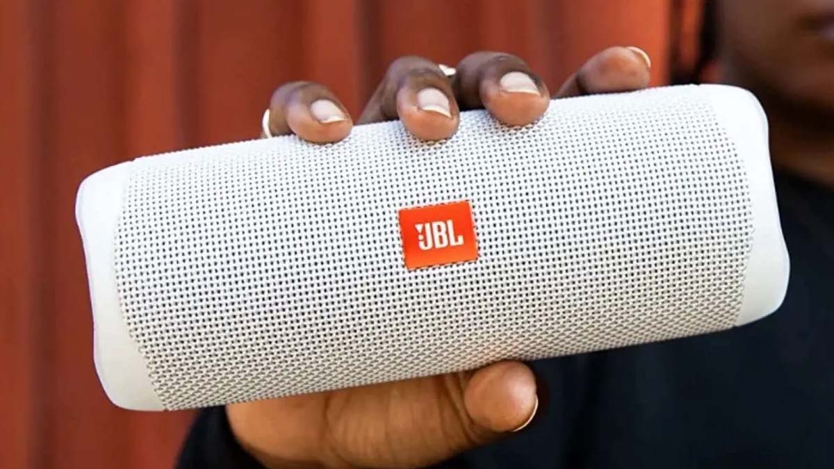 Loa JBL Flip 5 sở hữu kiểu dáng nhỏ gọn giúp bạn dễ dàng cầm nắm