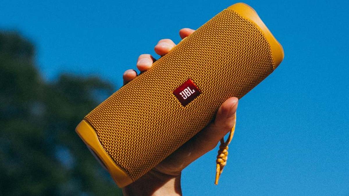 Loa JBL Flip 5 có kiểu dáng nhỏ gọn, vừa vặn để bạn dễ dàng cầm nắm