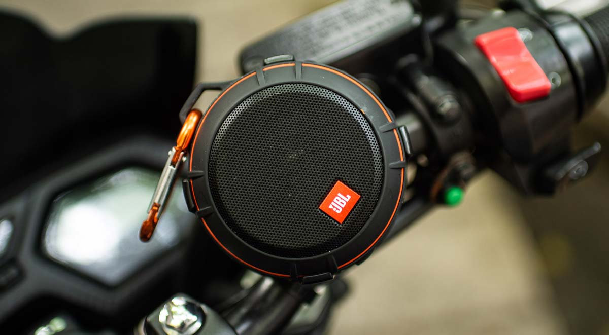 Loa JBL Wind-BLK có kiểu dáng nhỏ gọn giúp bạn dễ dàng mang theo mọi nơi