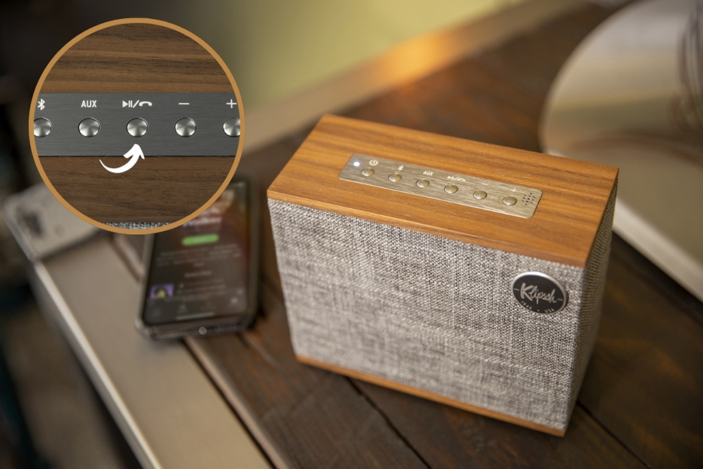 Nút nghe gọi điện thoại trên loa Klipsch Heritage Groove Walnut