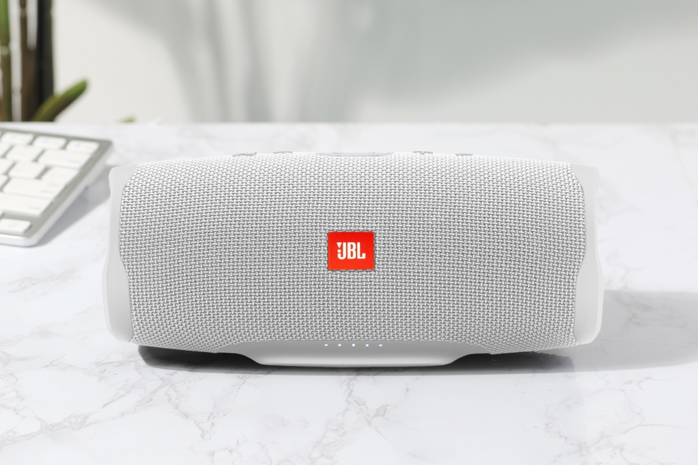 Lớp vải dệt cao cấp ở mặt ngoài của loa bluetooth Charge 4 JBL WHT