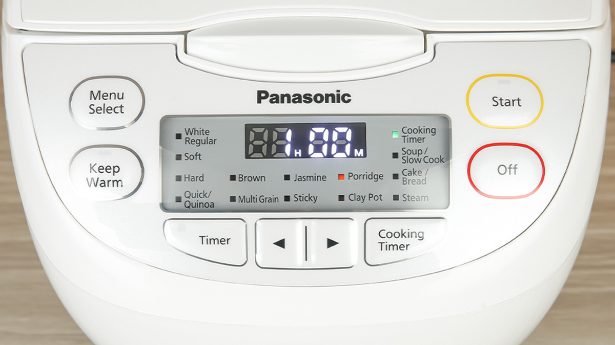 Panasonic SR-CL108WRAM có điều khiển nút nhấn cùng màn hình LED