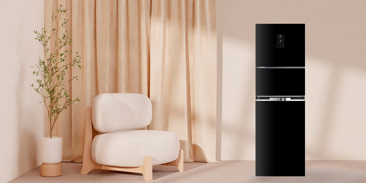 Tủ Lạnh Electrolux Inverter 337 Lít EME3700H-H có màu đen bóng ấn tượng