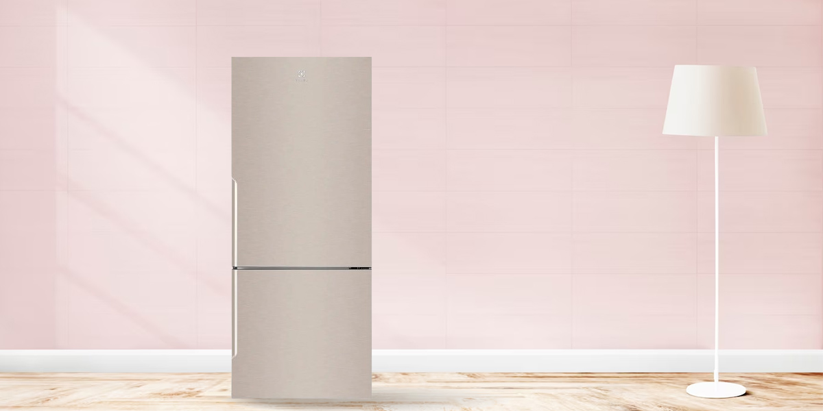 Tủ Lạnh Electrolux Inverter 421 Lít EBE4500B-G có thiết kế ngăn đá dưới tiện lợi