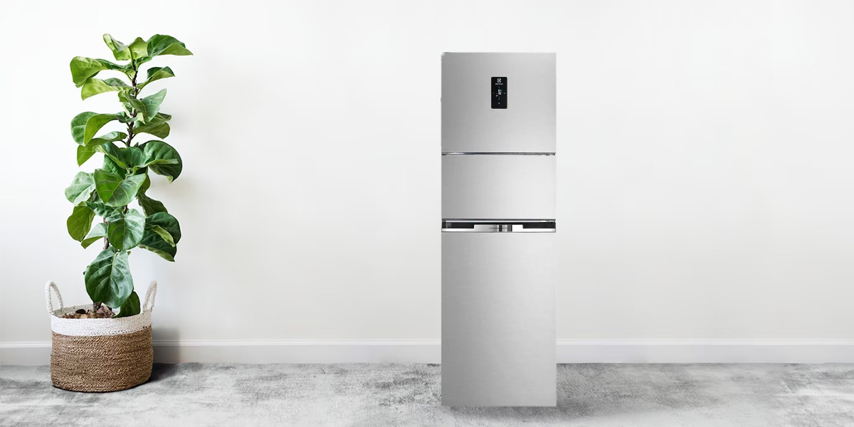 Tủ Lạnh Electrolux Inverter 337 Lít EME3700H-A có màu bạc sang trọng