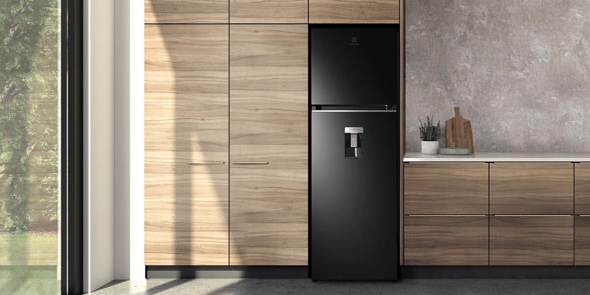 Tủ Lạnh Electrolux Inverter 341 Lít ETB3760K-H có màu đen tối giản